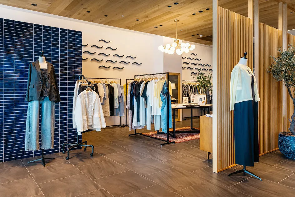 レディースの服がディスプレイされている店内