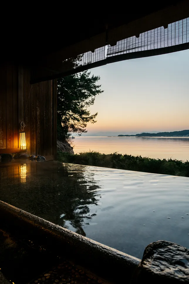 image d'un bain privé en plein air avec vue sur l'océan