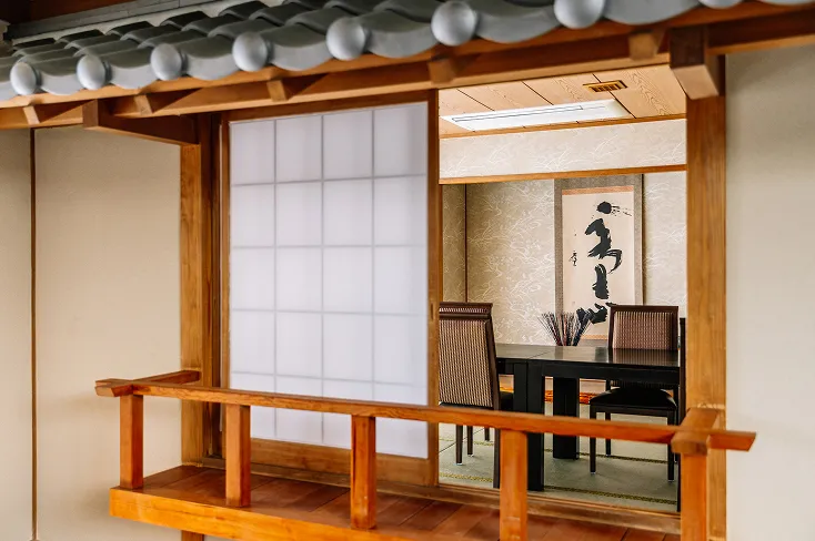 image d’une salle de repas privée de style japonais