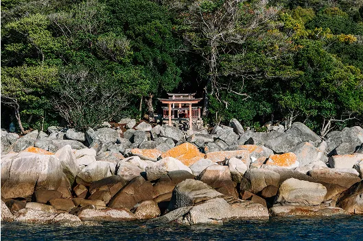 vue rocheuse du torii de Miyajima