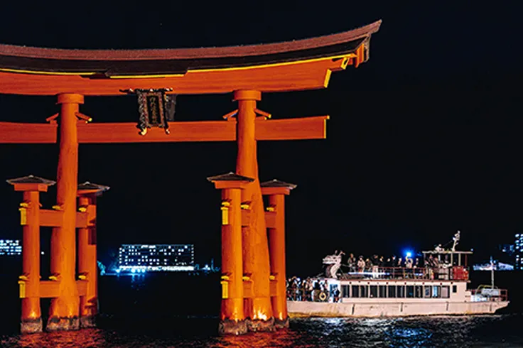 le grand torii du sanctuaire d'Itsukushima pris de nuit