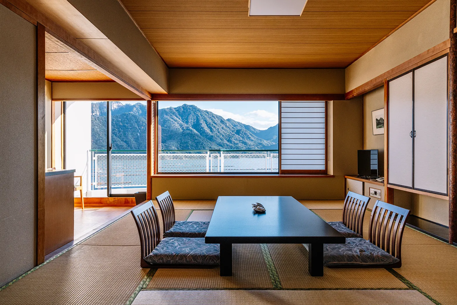 photo de la chambre japonaise traditionnelle avec des chaises sans pieds et une belle vue