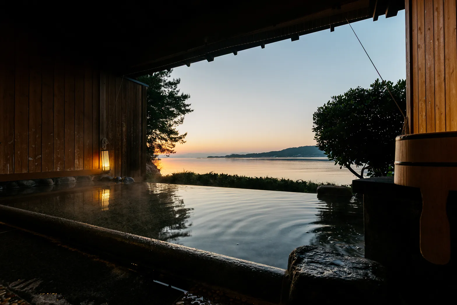 photo du onsen en plein air avec une belle vue au coucher du soleil